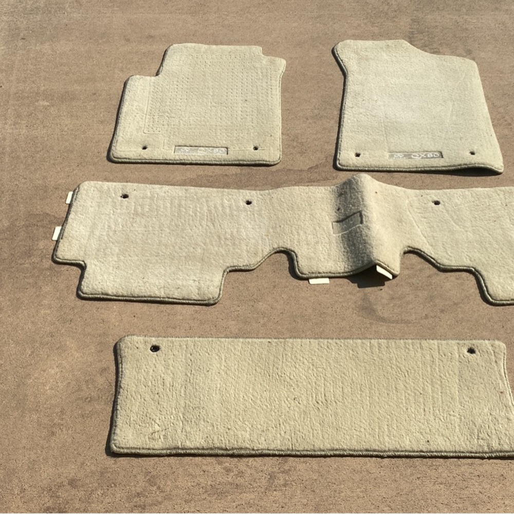 2016 Infiniti QX80 floor mats.
